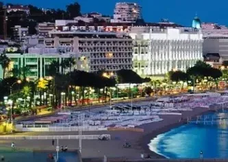 Boutiques de luxe sur la Croisette à Cannes ou à Courchevel
